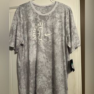 NWT mens nike tee